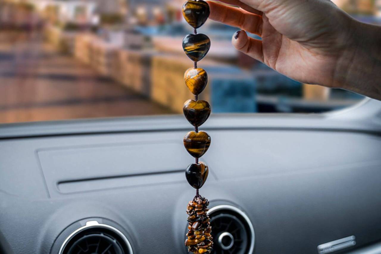 Hanging crystal store for car