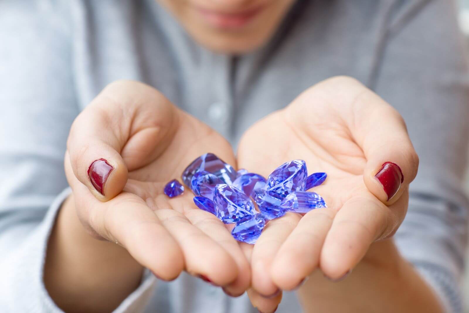 Iolite Meaning: The Powerful  Healing Properties Of The Iolite Stone - Conscious Items