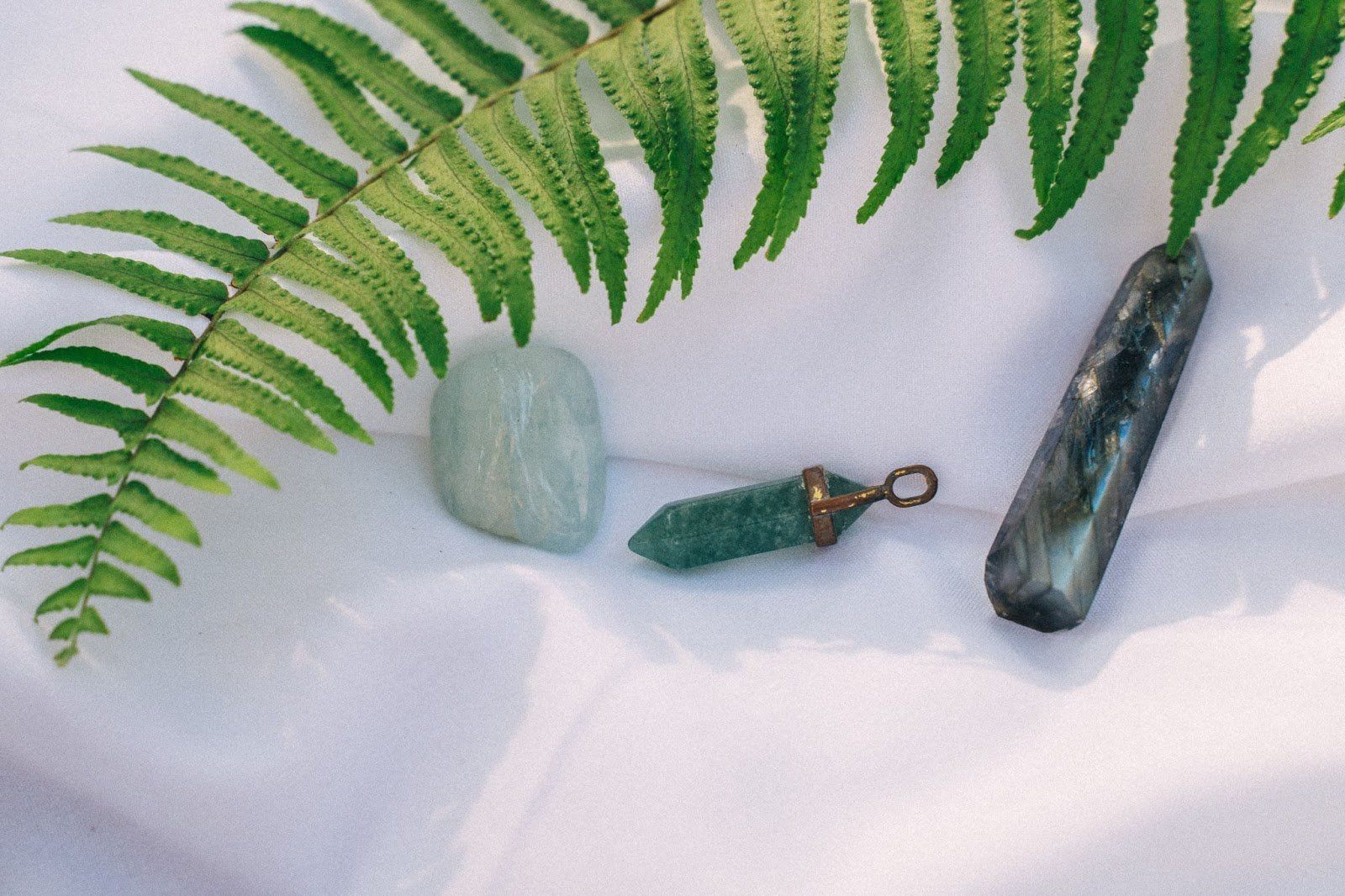 Ultimate Fluorite Guide: Meaning, Benefits, Properties, and Healing - Conscious Items