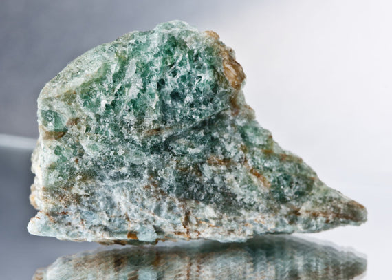 Complete Guide to Green Apatite Meaning, Healing Properties and Uses