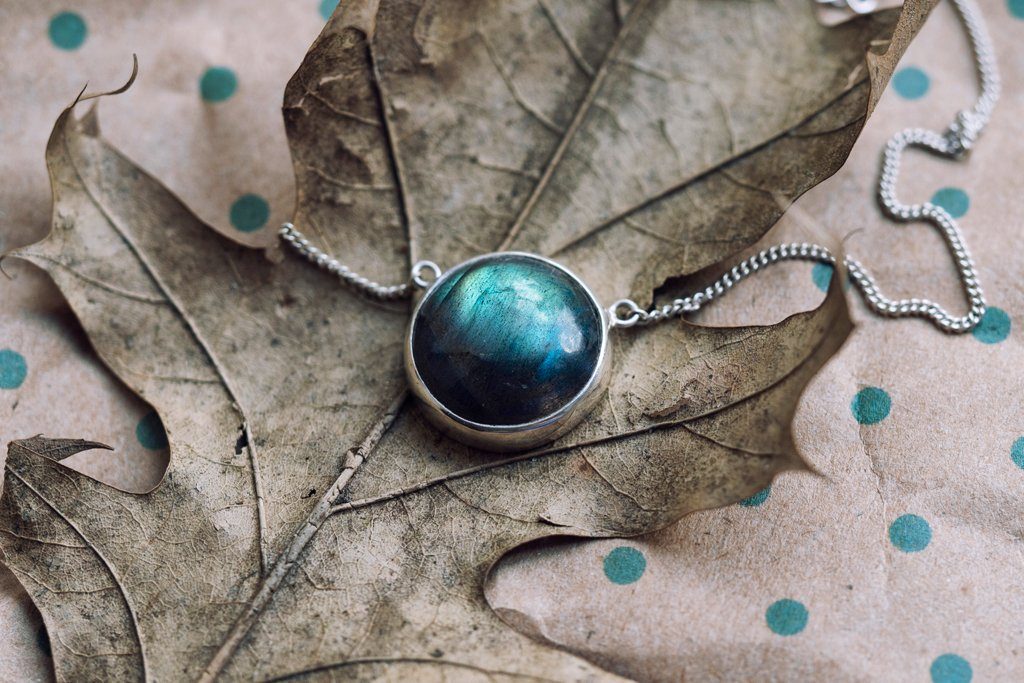 Labradorite: Ultimate Guide To Healing Properties and Meaning - Conscious Items