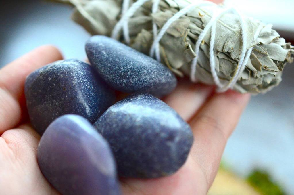Lepidolite Crystal: Meaning, Healing Properties And Uses - Conscious Items