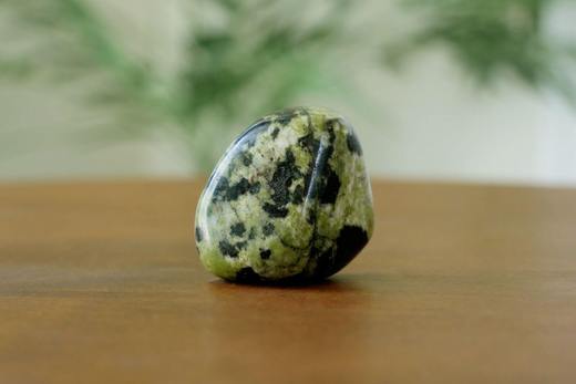 Serpentine Stone Meaning Guide: Awaken Kundalini Energy With New Jade - Conscious Items