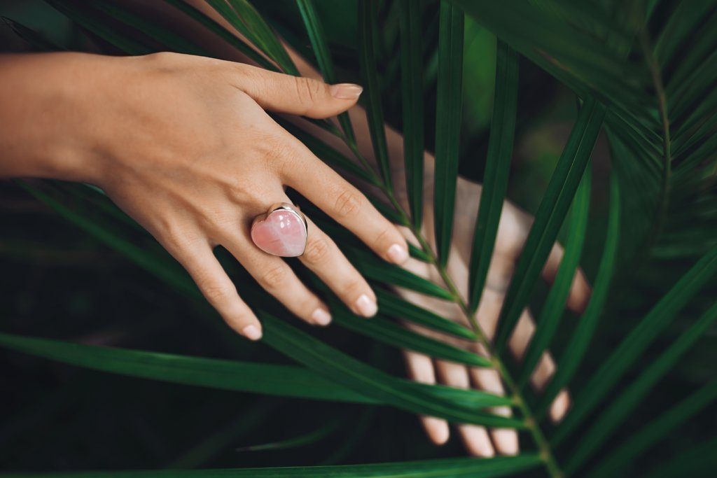 The Ultimate Guide To Rose Quartz Meaning and Healing Properties - Conscious Items