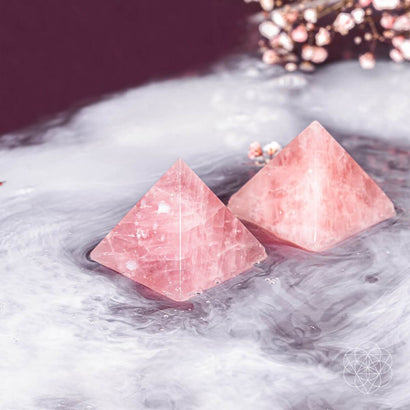 Pirâmide de quartzo rosa de fertilidade